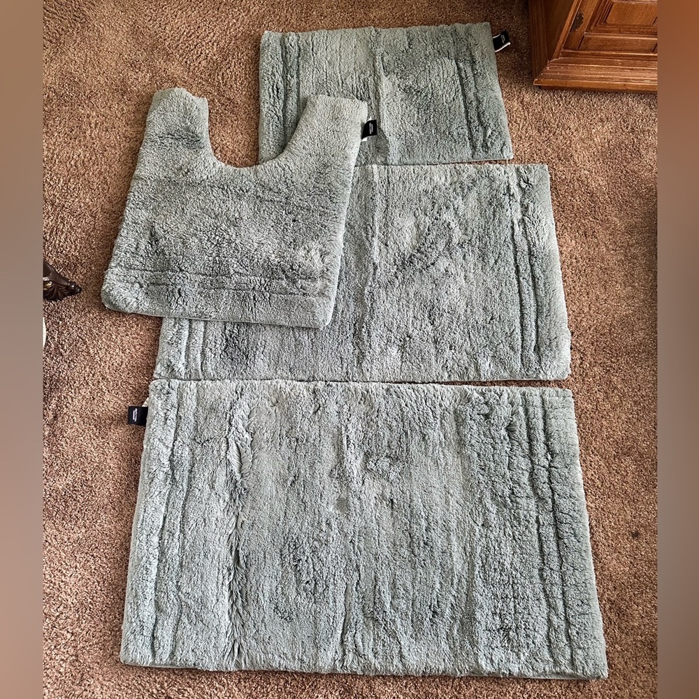 4-pcs Set of Vera Wang Bathroom Rugs